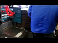 آلة قطع القوالب لطباعة علب الكرتون مع مكدس اهتزاز أوتوماتيكي